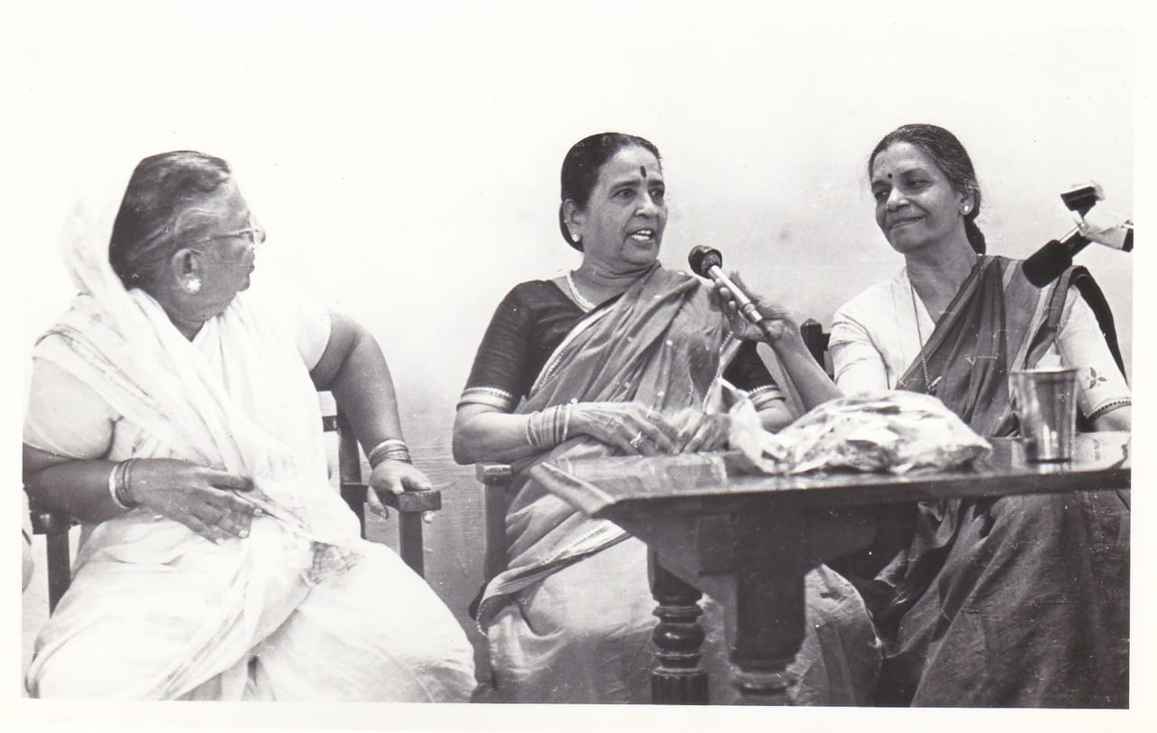 Vidya_Bal_with_Lavni_singers_Satyabhama_bai_&_Yamuna_Bai.jpg